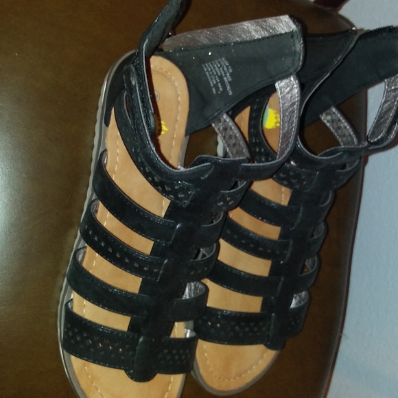 Women's sandals are size 11 - Picture 2 of 2